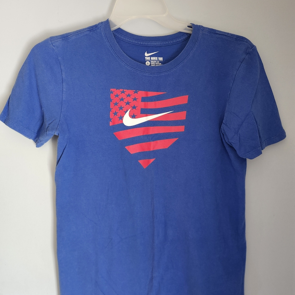 Nike Men's Blue T-Shirt with Red Graphic